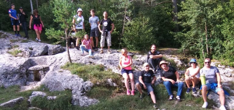 Plusieurs personnages