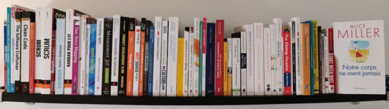Livres disposés sur une étagère