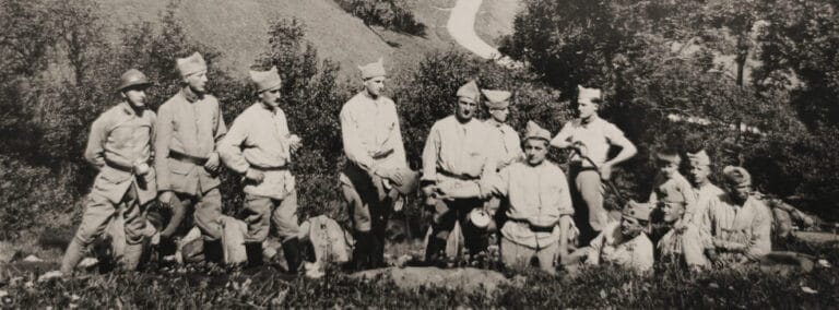 Photo en noir et blanc de plusieurs personnages