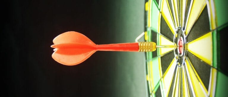 Une cible avec une flèche en sont centre